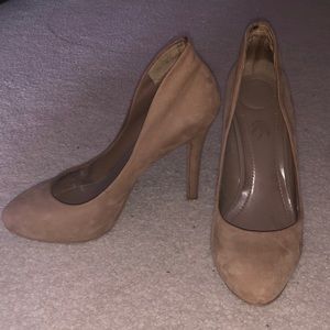 Bcbgeneration nude suede pump